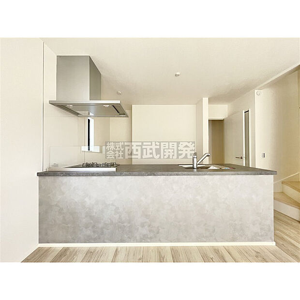 料理中もリビングの家族に目が届くカウンターキッチン。食器洗い乾燥機付きなので、食後はゆっくり家族だんらんを楽しめます