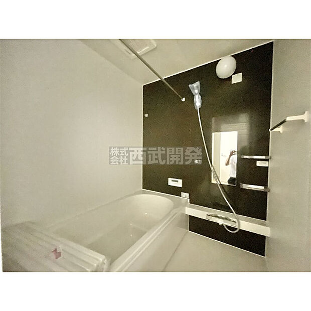 お子様と一緒にバスタイムを楽しめる広々空間。浴室乾燥機付で心地よいバスタイムを実現します。