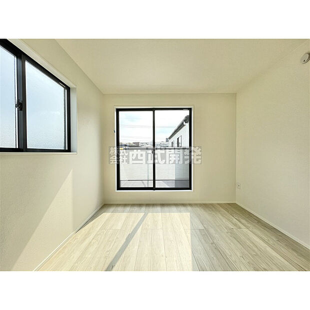 穏やかな日差しと心地よい風が吹き抜ける窓配置