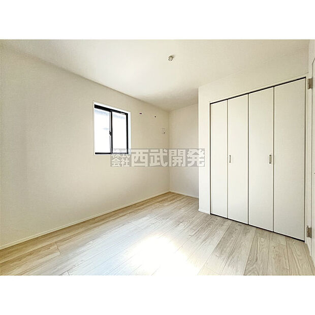 洋服などをすべて収納して室内空間は広々快適