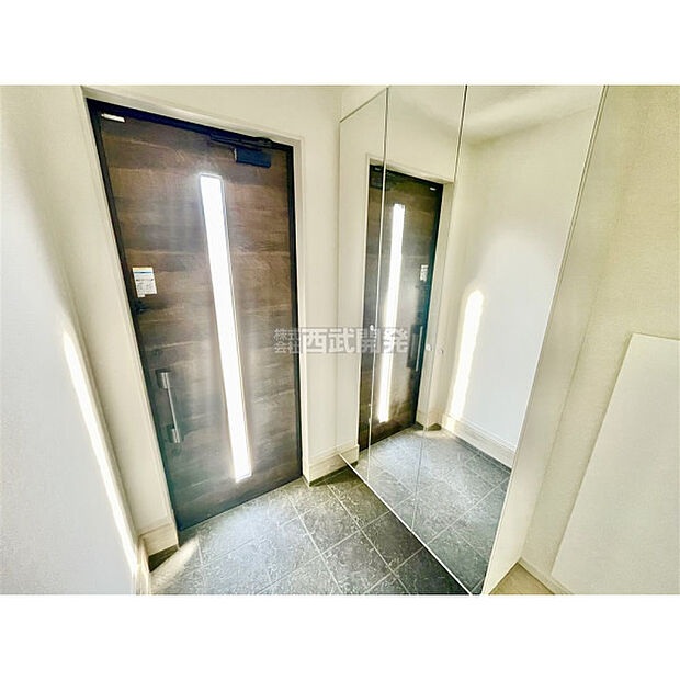 シューズボックスには鏡が付いているので、外出前の身支度チェックができます。