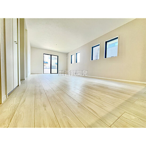 リビングには太陽の光が射し込みます。家族が集まる場所だからこそ、明るい空間作りがかかせません。