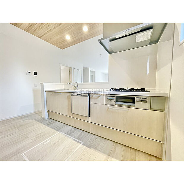 料理中もリビングの家族に目が届く対面カウンターキッチン。食器洗い乾燥機付きなので、食後はゆっくり家族だんらんを楽しめます