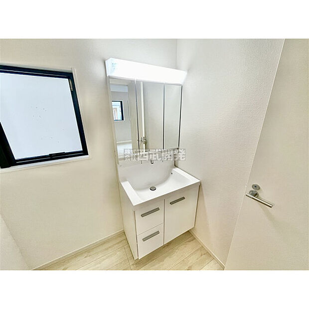 収納力と機能性に優れた三面鏡洗面化粧台です。鏡の裏は収納スペースになっていますので、すっきり清潔に保てます。