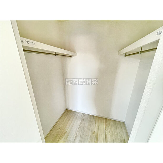 衣類をまとめて収納できるので、お部屋を広くお使いいただけます。