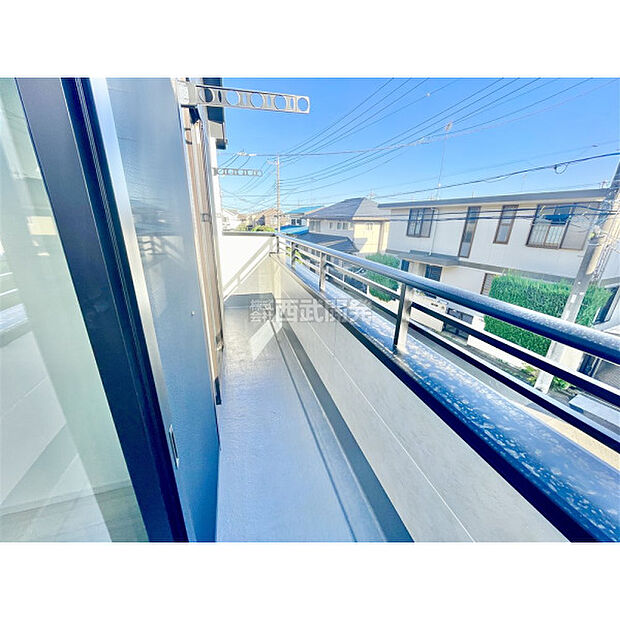 大きな空に囲まれた気持ちのいい家。バルコニーを覗くだけで圧倒的な開放感に包まれます。