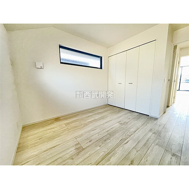 洋服などをすべて収納して室内空間は広々快適