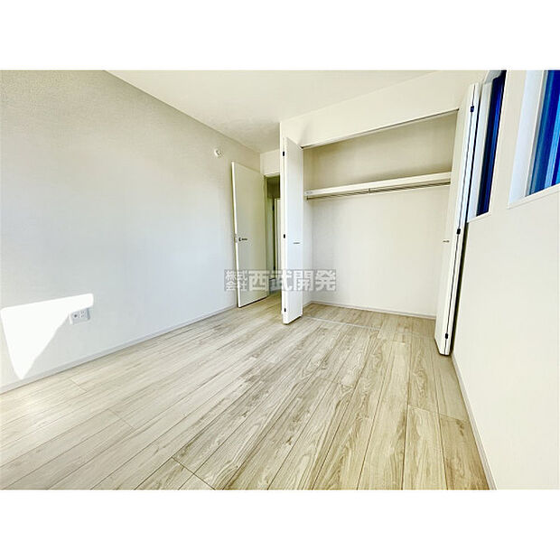 洋服などをすべて収納して室内空間は広々快適