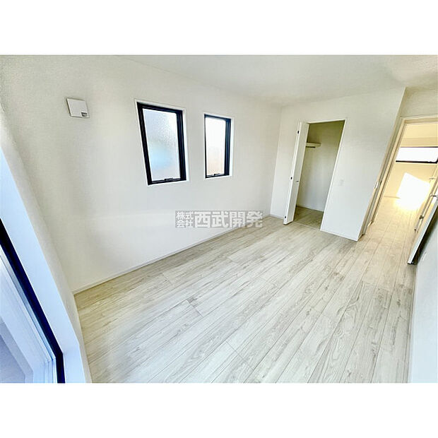 大容量のウォークINクローゼット付、衣類や鞄のほかに、かさばる荷物や季節物もスッキリ片付きます。