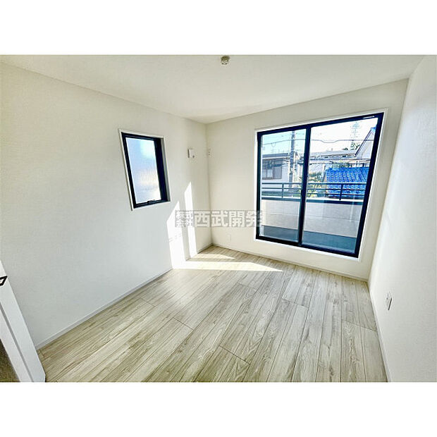 穏やかな日差しと心地よい風が吹き抜ける窓配置