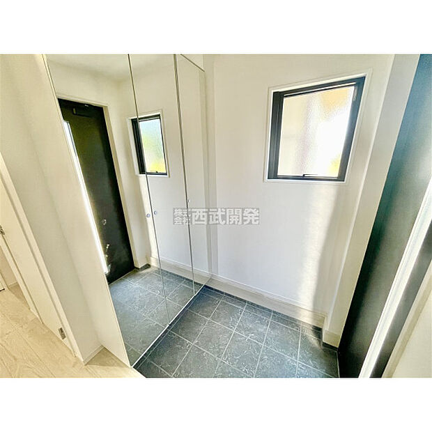 シューズボックスには鏡が付いているので、外出前の身支度チェックができます。