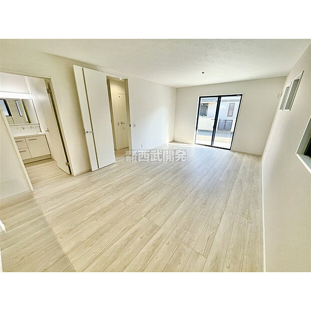 リビングには太陽の光が射し込みます。家族が集まる場所だからこそ、明るい空間作りがかかせません。