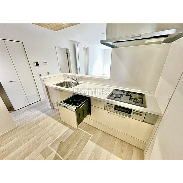 料理中もリビングの家族に目が届く対面カウンターキッチン。食器洗い乾燥機付きなので、食後はゆっくり家族だんらんを楽しめます