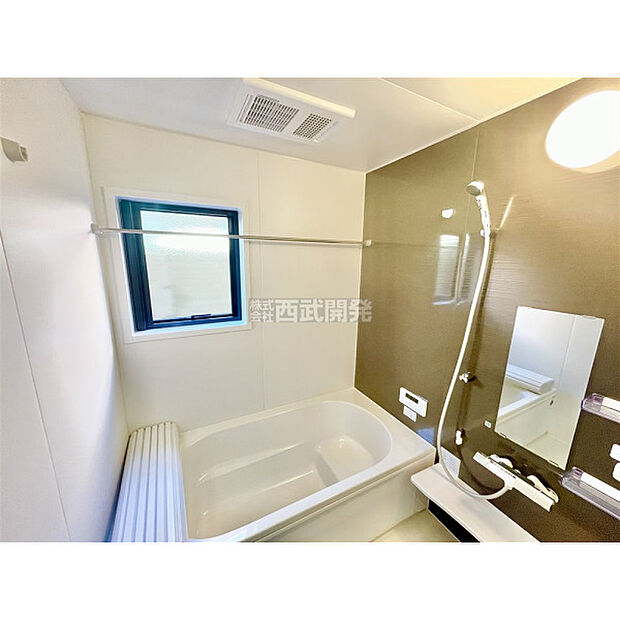 換気乾燥機付きの浴室は、雨の日でも洗濯ができるのでとても便利です。梅雨の時期でもこれで安心ですね。