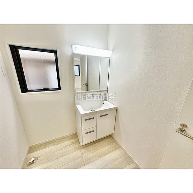 清潔感のある洗面化粧台で、朝の身だしなみをしっかりと。シャワーヘッドが付いているので、お掃除も簡単にできます。