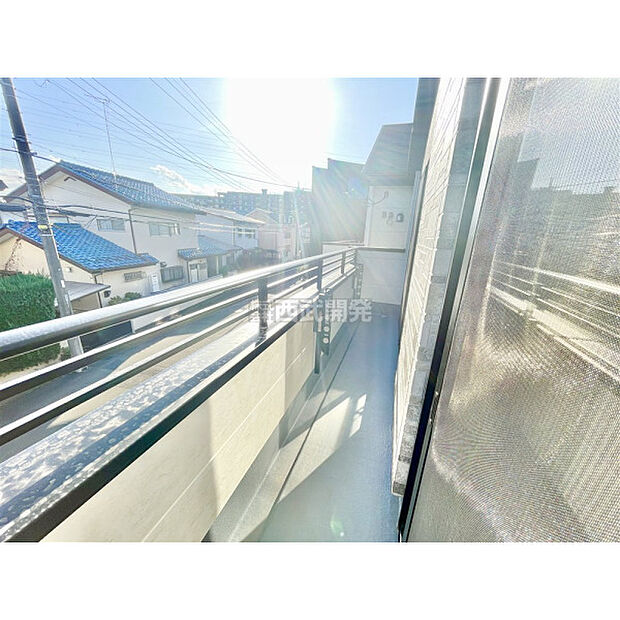 太陽の光が射し込むバルコニーは、洗濯物を干すのが楽しくなりますね。