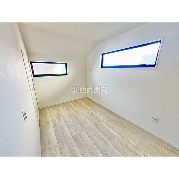 明かり取りの窓があるだけでお部屋の印象がぐっと変わります。