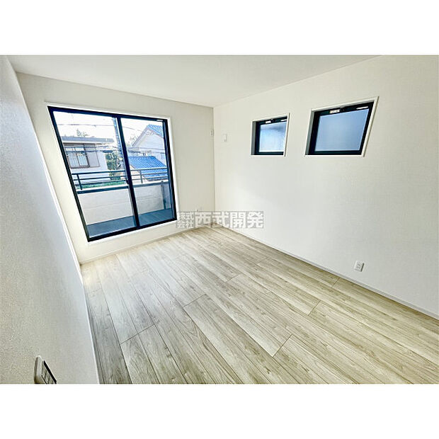 穏やかな日差しと心地よい風が吹き抜ける窓配置