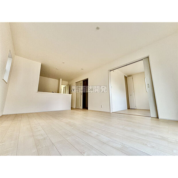 開放感と温かみを感じられるリビング空間です