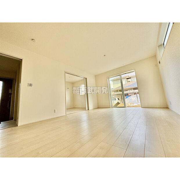 大きな窓からたっぷりの陽が入るＬＤＫ