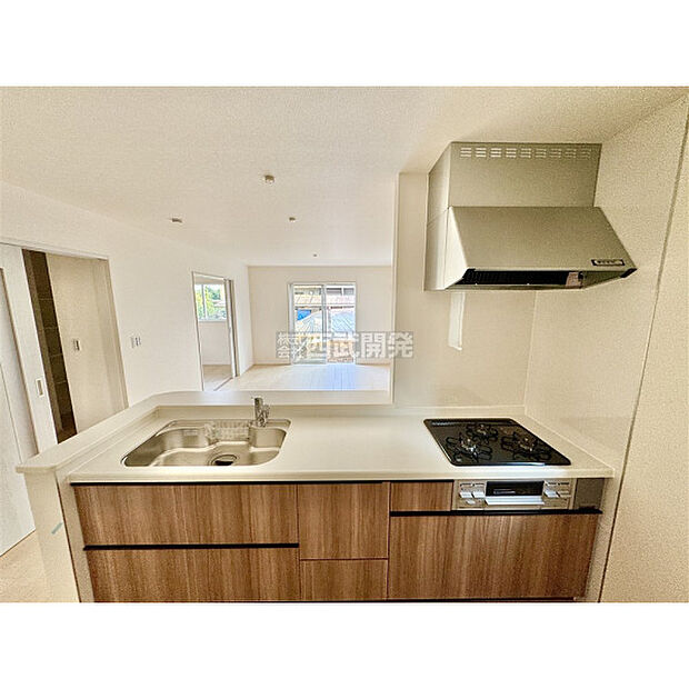 対面キッチンを採用、お料理しながら会話に参加できます