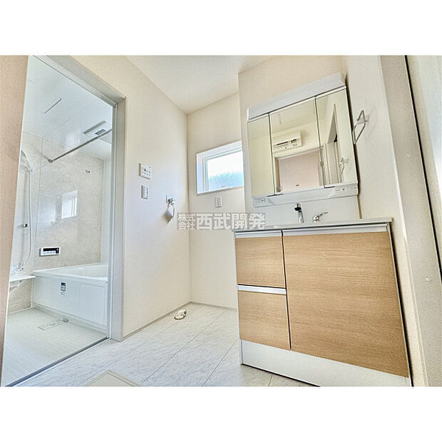 収納力の高い三面鏡付洗面台のある洗面所