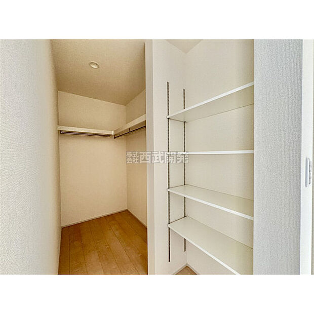 ウォークインクロゼットで満足の収納力