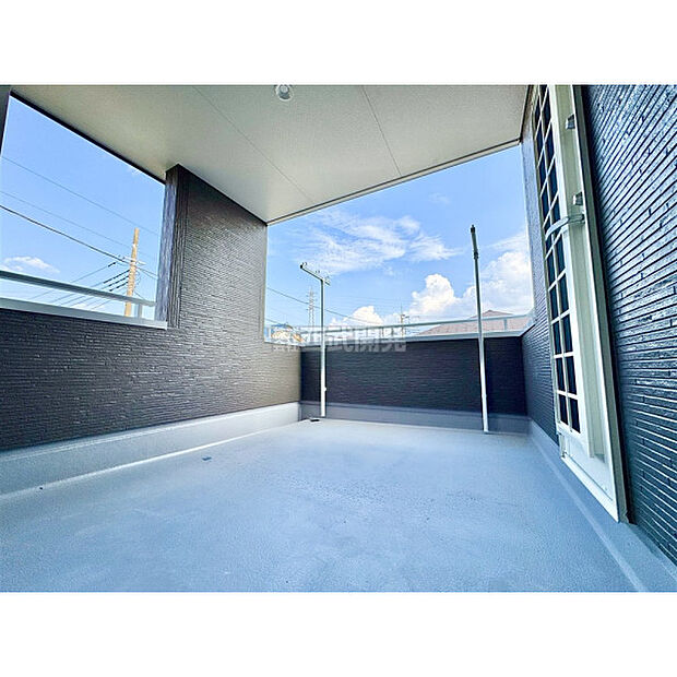 広いバルコニーからたっぷりの光を享受