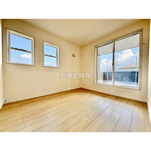 大きな窓からたっぷりの陽射しが射し込む陽だまり空間