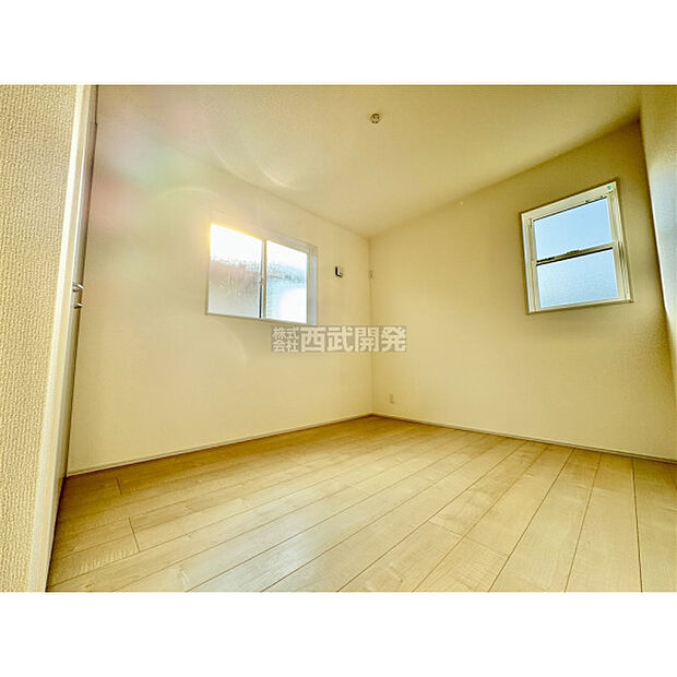 穏やかな日差しと心地よい風が吹き抜ける窓配置