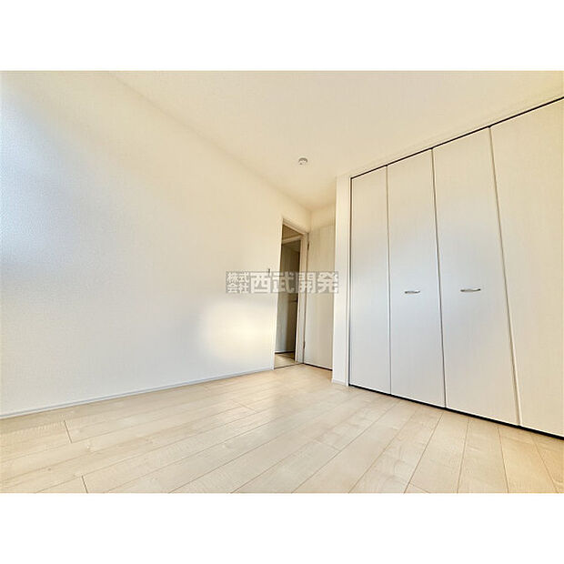 洋服などをすべて収納して室内空間は広々快適