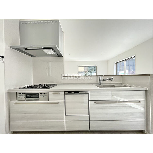 料理中もリビングの家族に目が届く対面カウンターキッチン。食器洗い乾燥機付きなので、食後はゆっくり家族だんらんを楽しめます