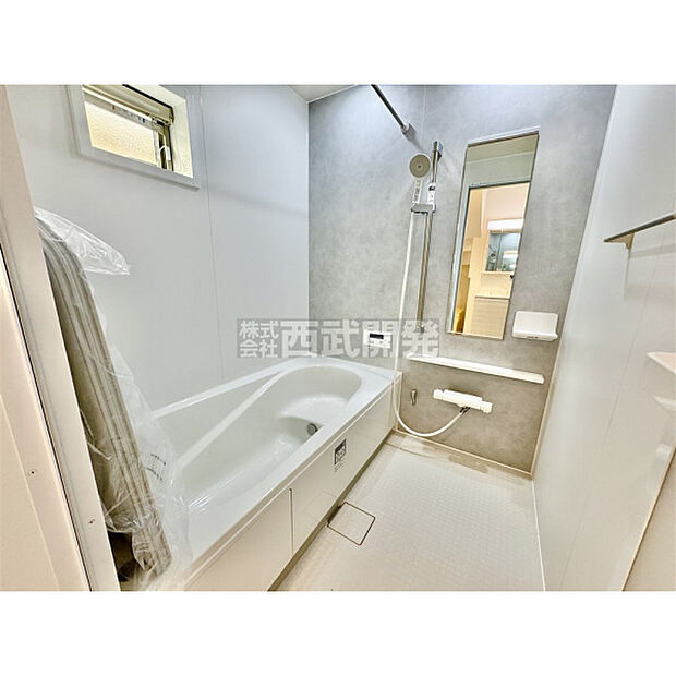 換気乾燥機付きの浴室は、雨の日でも洗濯物ができるのでとても便利です。梅雨の時期でもこれで安心ですね。