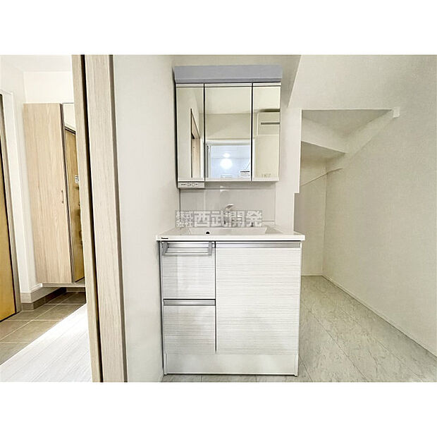 収納力と機能性に優れた三面鏡洗面化粧台です。鏡の裏は収納スペースになっていますので、すっきり清潔に保てます。