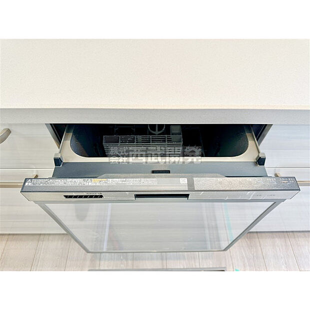 食器洗浄機を標準搭載。あらいものは毎日のこと、あれば何かと便利な設備です。