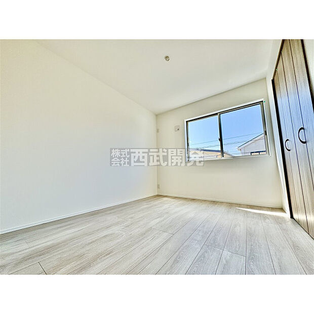 穏やかな日差しと心地よい風が吹き抜ける窓配置