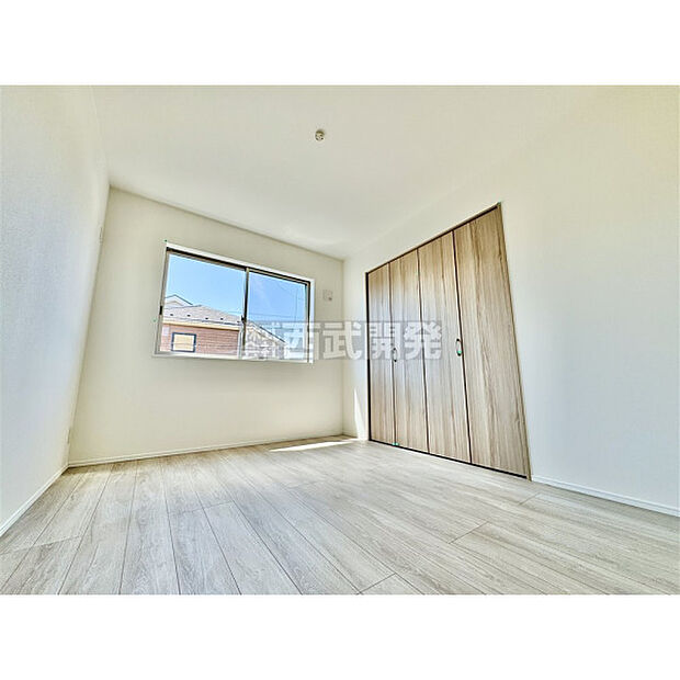 洋服などをすべて収納して室内空間は広々快適