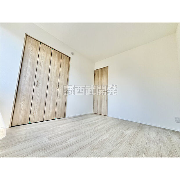 部屋にはクローゼットがございます。収納が多いお家はすっきりして快適空間です。