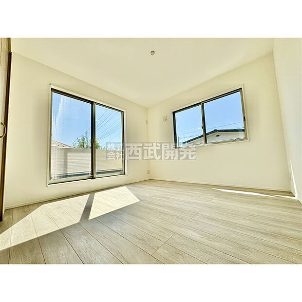 明かり取りの窓が一つあるだけでお部屋の印象がぐっと変わります。細やかな気遣いが感じられるこだわりですね。