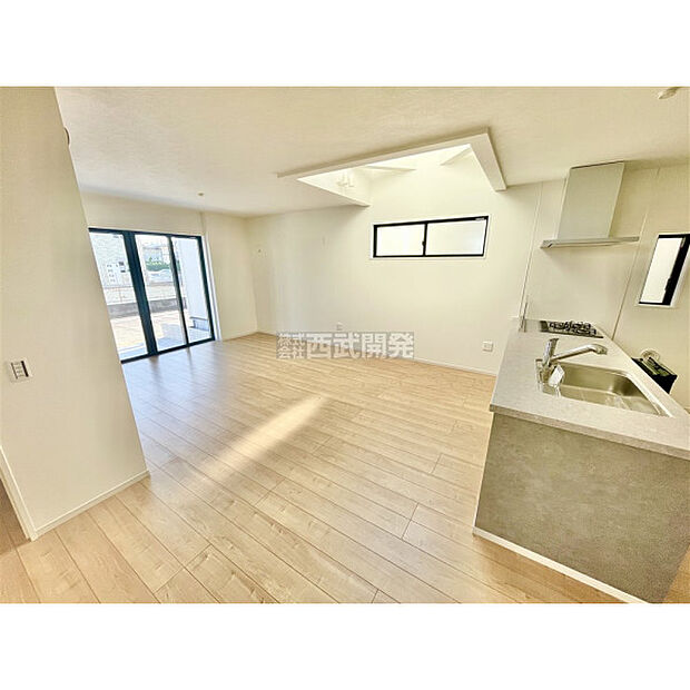 たっぷりの陽光に包まれる明るいＬＤＫ