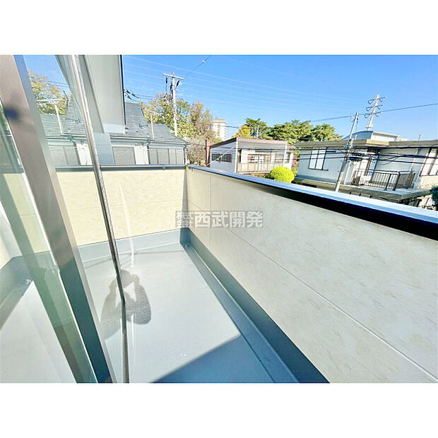 お洗濯物やお布団を干すのに十分なスペースです