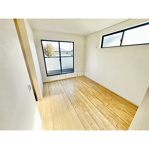 2つの窓がたっぷり明かりを取り込み、光溢れる空間になります