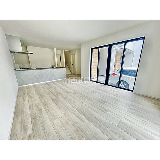 大きな窓からの暖かな日差しが家族を包み込んでくれます