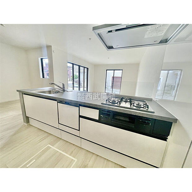 システムキッチンは家族の仕事を助ける食器洗浄機付