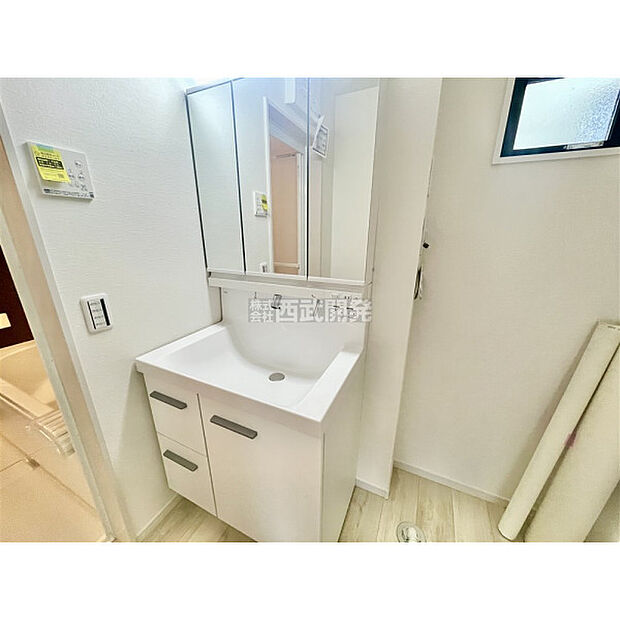 シンプルデザインでありながら、収納力豊富なミラーキャビネット