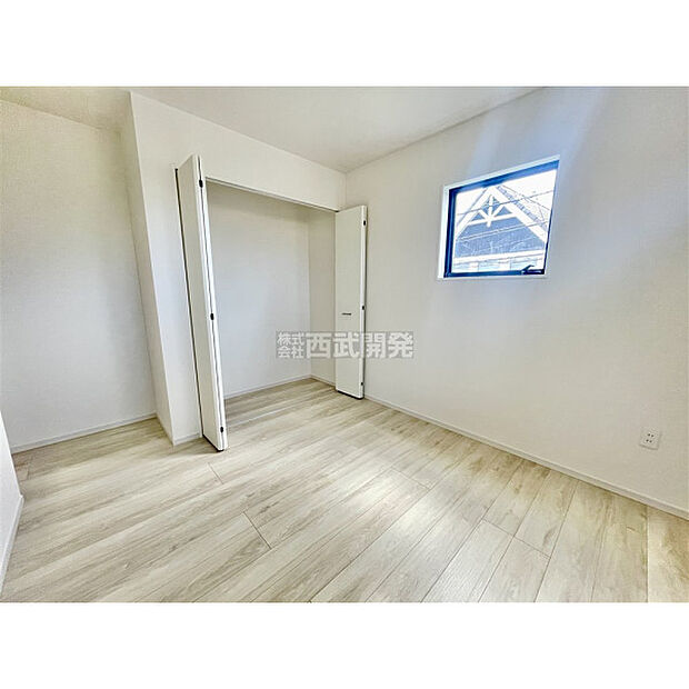 洋服などをすべて収納して室内空間は広々快適