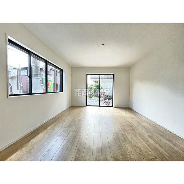 大きな窓からたっぷりの陽が入るＬＤＫ