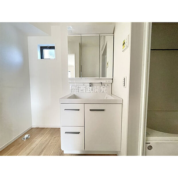 収納力の高い三面鏡付洗面台のある洗面所