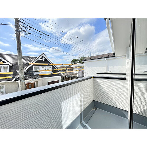 お洗濯物やお布団を干すのに十分なスペースです