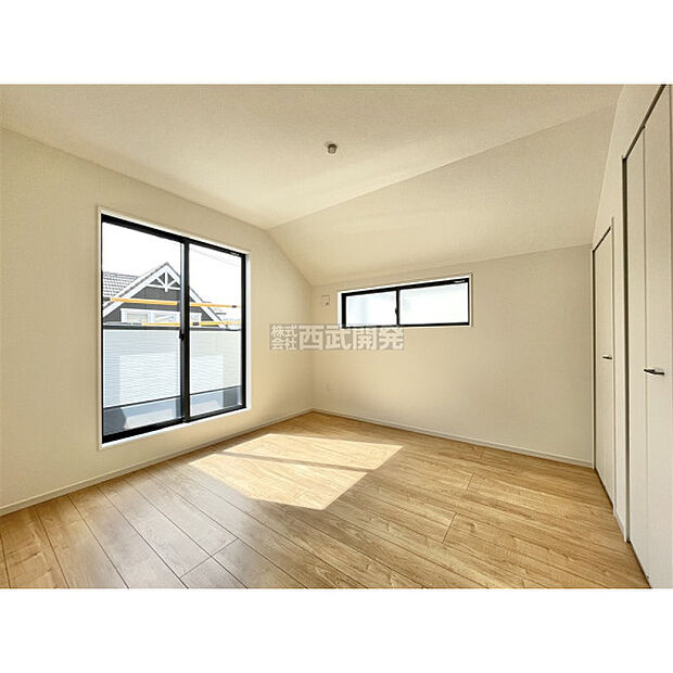 大きな窓からたっぷりの陽射しが室内を明るく彩ります